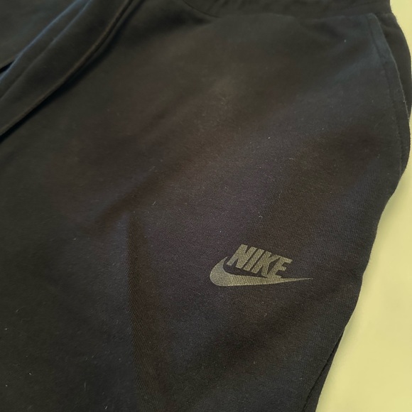 *LIKE NEW* Nike Tech Shorts Black Size Large - Picture 3 of 3